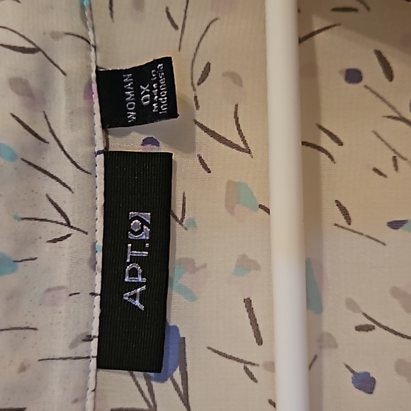 Apt. 9 White shear floral button down top.  In EUC - Picture 2 of 5